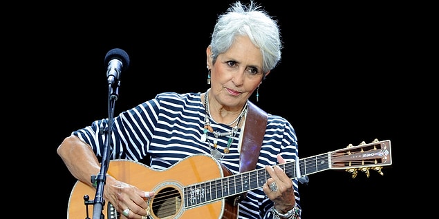 Şarkıcı Joan Baez ise ödülün Bob Dylan'ın ölümsüzlüğü konusunda bir başka adım olduğunu belirtti