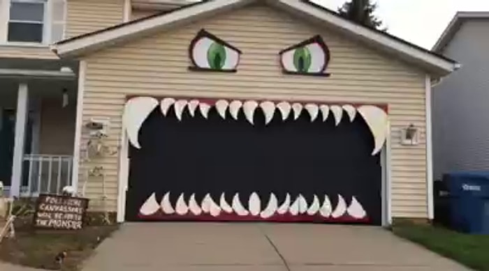 Cadılar Bayramında Korkudan Öldürmese de Süründürecek Garaj Kapısı Tasarımı