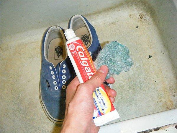 3. Diş macunu ile silerek temizlemek spor ayakkabılarınızı pırıl pırıl yapacaktır.