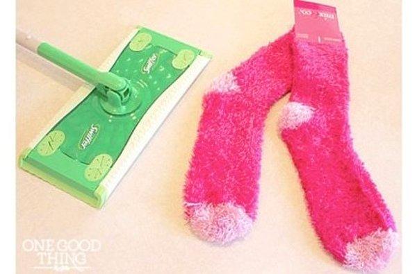 4. Mop paspas kullanıyorsanız yeni temizlik ucu almak yerine eski çorapları üzerine geçirin gitsin.