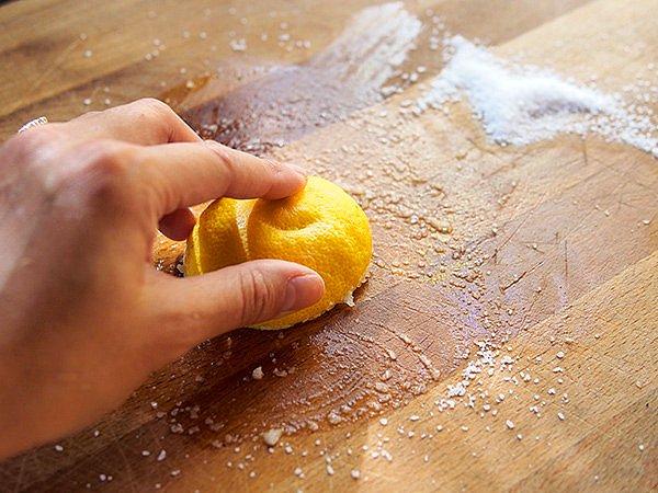 7. Kesme tahtasını temizlemek için tuz ve limon kullanabilirsiniz. Hem tertemiz yapar hem de lekeleri çıkarır.