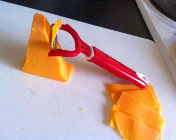 19. Evde peyniri ince ince dilimleyemiyorsanız sıkıntı yok! Patates soyma aletiniz varsa işiniz çok basit.