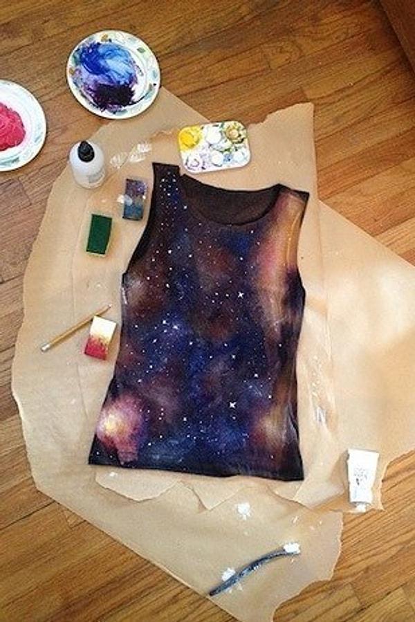 14. Siyah bir tişört ve biraz boya ile kendi galaksinizi yaratabilirsiniz. 🌟