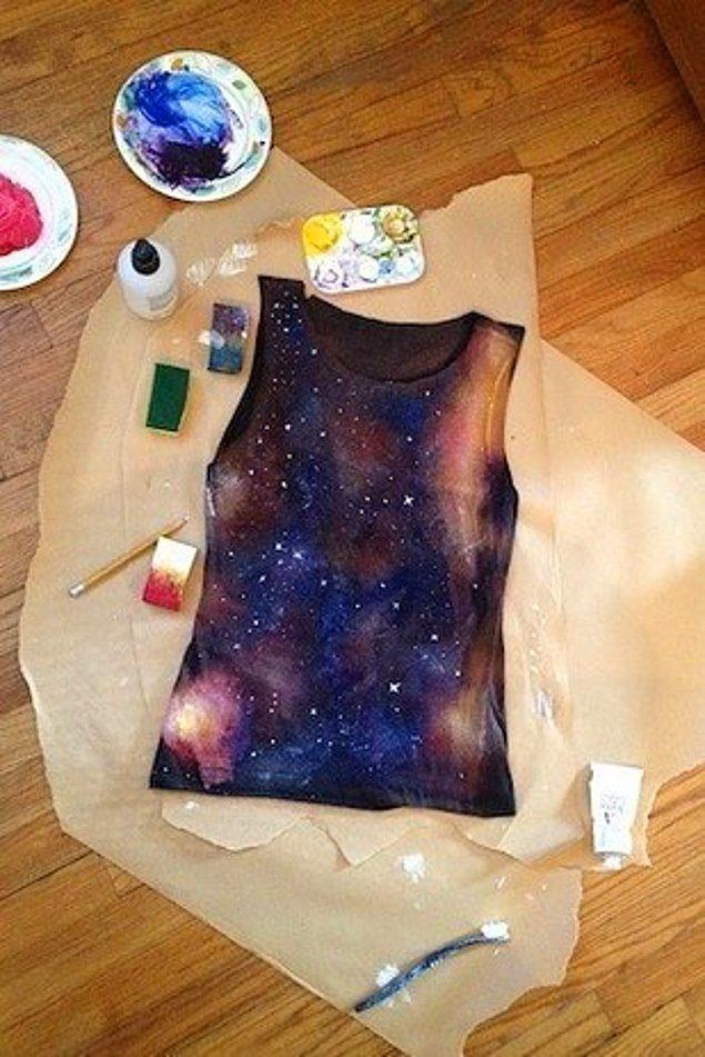 14. Siyah bir tişört ve biraz boya ile kendi galaksinizi yaratabilirsiniz. 🌟
