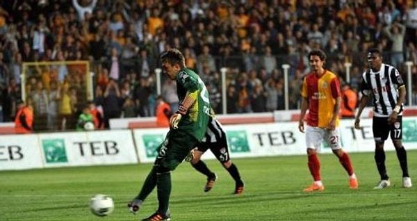 Aynı sezon attığı penaltı golü ile Galatasaray tarihinde Zoran Simoviç'ten sonra gol atan ilk kaleci oldu.