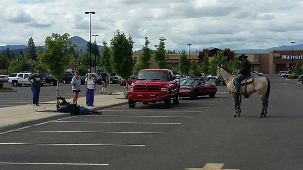 5. В США у женщины вырвали телефон из рук. Это заметил ковбой, догнал наглеца и накинул ему на ноги лассо. Дикий-дикий запад...