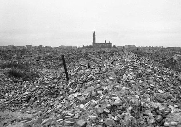 3. Naziler tarafından tamamen yerle bir edilmiş Varşova gettosundan bir kare. Bu alanda yaklaşık 300 bin Yahudi hayatını kaybetmiştir.