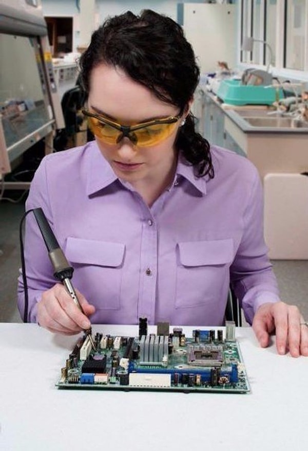 12. Как думаете, откуда я знаю, что паяльник не включен в розетку?