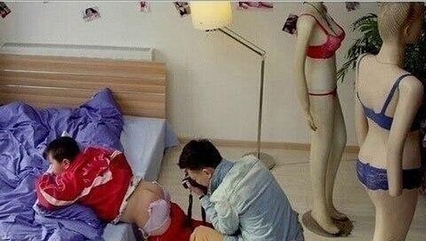 18. Так фотографируют большую грудь для китайских интернет магазинов. В Азии модель с большой грудью стоит очень дорого.