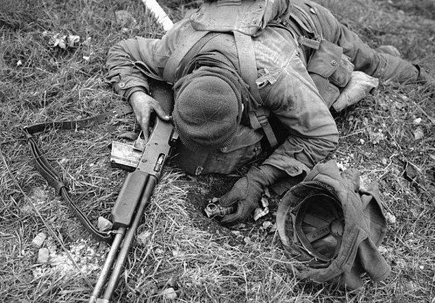 9. Alman sniper tarafından vurulan ABD askerinin bedeni. Son anında dahi tüfeğini ve bombasını elinden bırakmamış.