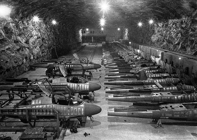 10. Nisan 1945, Almanya. Bir uçak fabrikasındaki tamamlanamış savaş uçakları.