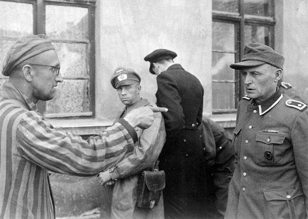 11. 14 Eylül 1945, Buchenwald. Tahliye edilen toplama kampındaki bir Rus esir, tutsaklara çok kötü davranıp onları sürekli döven bir gardiyanı ifşa ederken.