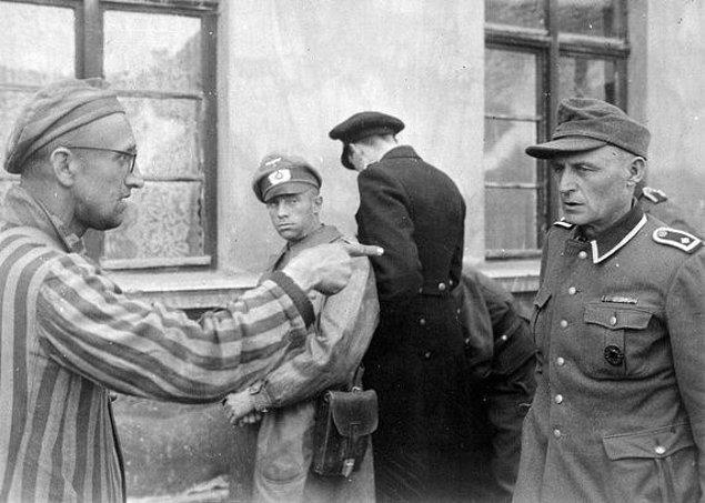 11. 14 Eylül 1945, Buchenwald. Tahliye edilen toplama kampındaki bir Rus esir, tutsaklara çok kötü davranıp onları sürekli döven bir gardiyanı ifşa ederken.
