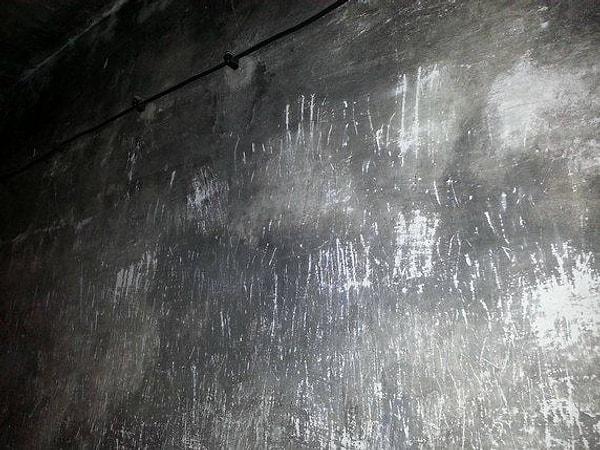 13. Auschwitz'deki bir gaz odasının duvarı...