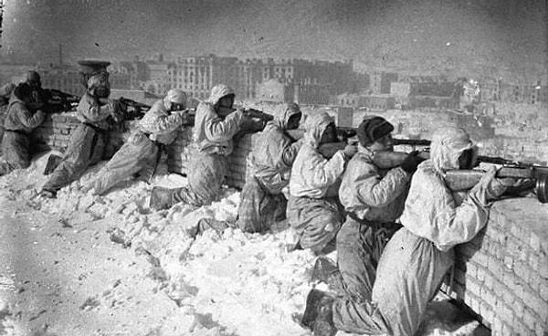 14. Ocak 1943, Stalingrad. Kamuflajları ve kar yığınları içinde çatıda siper almış Rus askerleri.