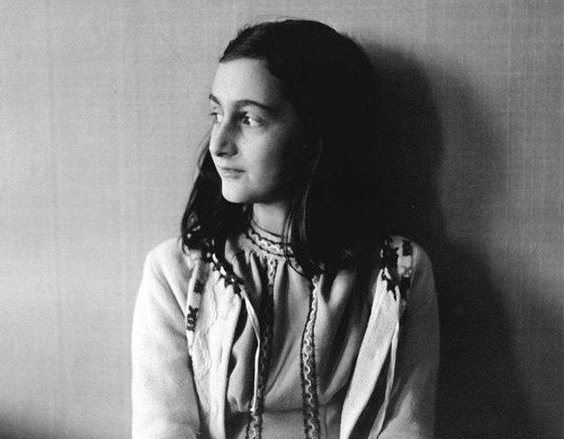 17. 1941, Amsterdam. Anne Frank'in son fotoğrafı.