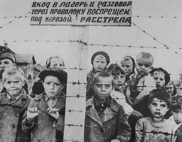 18. 1942. Alman işgali altındaki Rusya'daki bir toplama kampına gönderilmiş yetim çocuklar.