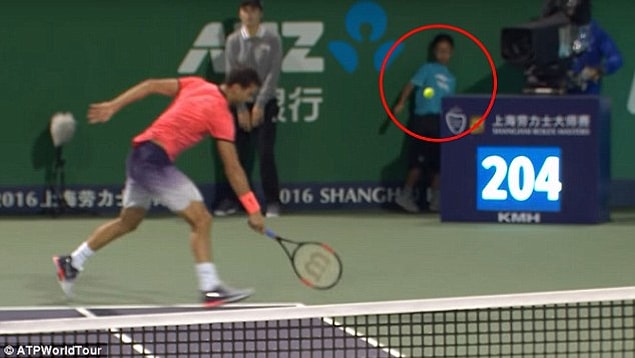 Pospisil'in kullandığı servisi Dimitrov karşılayamayınca top sekerek arkada duran top toplayıcı çocuğa isabet etti.