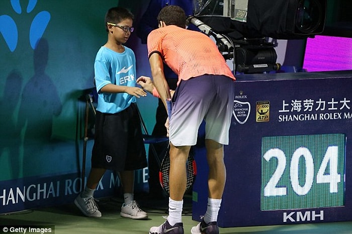 Maçı Bırakıp Karnına Top İsabet Eden Top Toplayıcı Çocuğu Teselli Eden Tenisçi Alkış Aldı