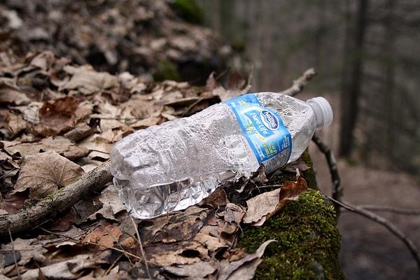 5. Amerikalılar saat başına 2.5 milyon plastik şişeyi çöpe atıyor. Her birinin doğada ayrışması ise 500 yıl sürüyor.