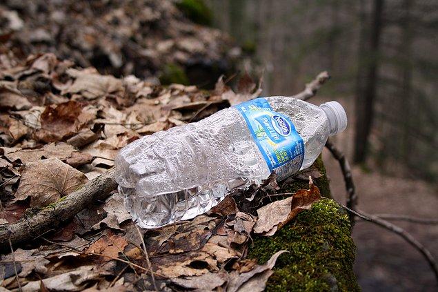 5. Amerikalılar saat başına 2.5 milyon plastik şişeyi çöpe atıyor. Her birinin doğada ayrışması ise 500 yıl sürüyor.