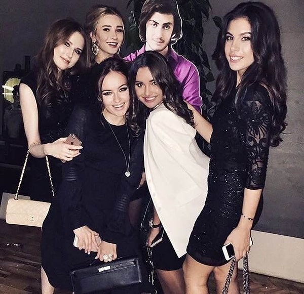 5. Среди гостей были замечены дочь бывшего президента футбольного клуба "Спартак" Диана Червиченко, гимнастка Каролина Севастьянова, а также дочь сценографа Бориса Краснова Дарина.