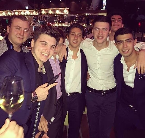 8. На празднике стол ломился от изобилия деликатесов: салаты из жареного гребешка и осьминога, тартар из лосося и тунца, королевские креветки в кляре, мясо ягнёнка и палтус, приправленные чернилами каракатицы. Банкет обошелся Саркисову в 600 тысяч рублей.