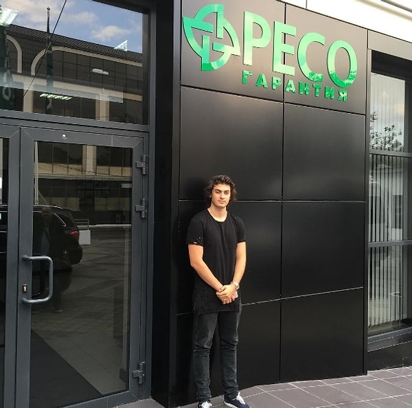 1. Миллиардер Сергей Саркисов, глава компании "РЕСО-Гарантия", решил с размахом отметить 18-летие сына.