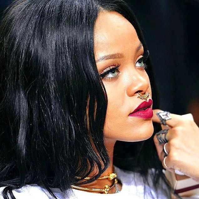 1. Rihanna bir dönem septum piercing dediğimiz halkalardan takmıştı.