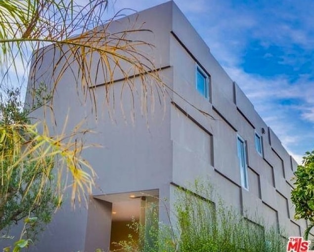 We can say that Emilia Clarke is the latest Hollywood star to move into Venice.