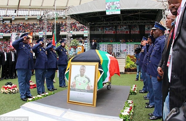 4. Meyiwa kız arkaşını korurken hırsızlar tarafından öldürüldü
