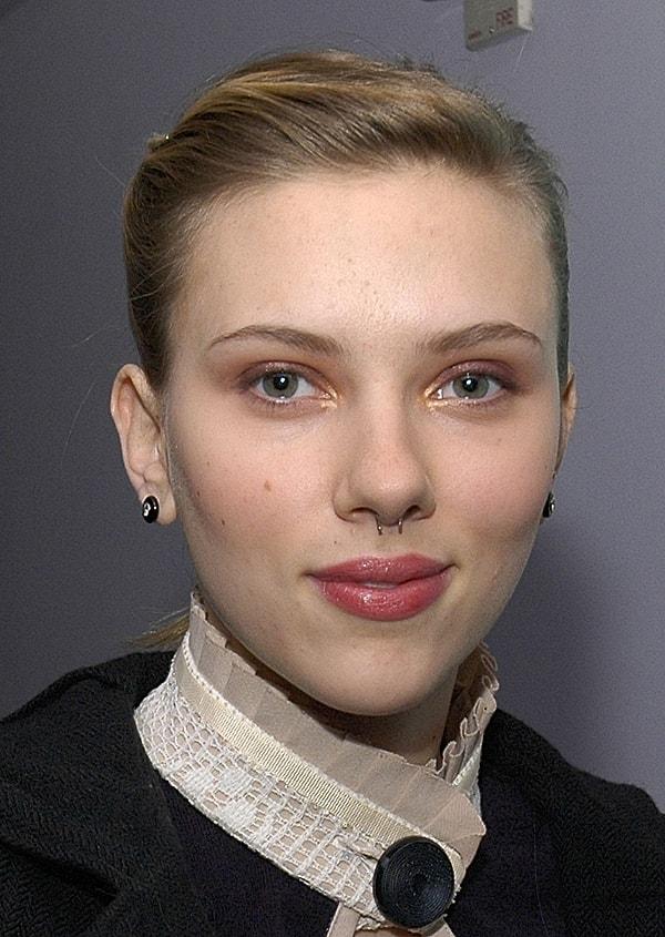 13. Scarlett Johansson da septum piercing akımından etkilenenlerden biri.