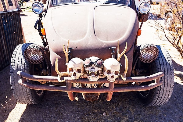 4. Ну, какой "Безумный Макс" без черепушек?