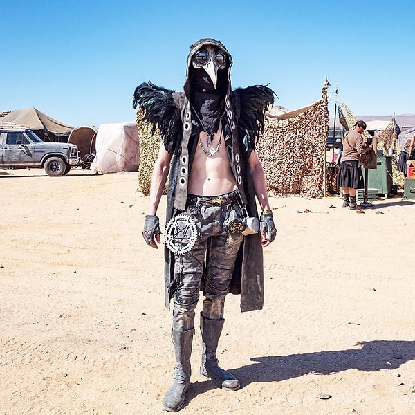 8. Маска средневекового врача особенно дополняет образ