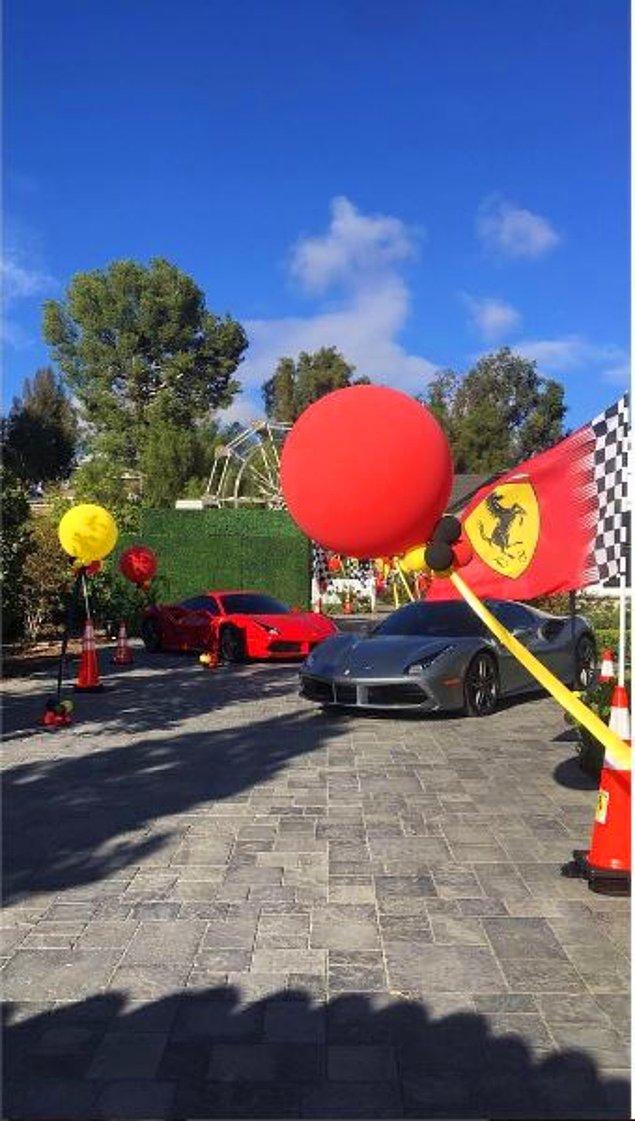 Tematik parkta gerçek Ferrari'ler de hazır bulundu.