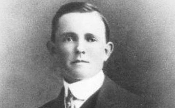 5. Дэниел Бакли переоделся в женщину, чтобы спастись