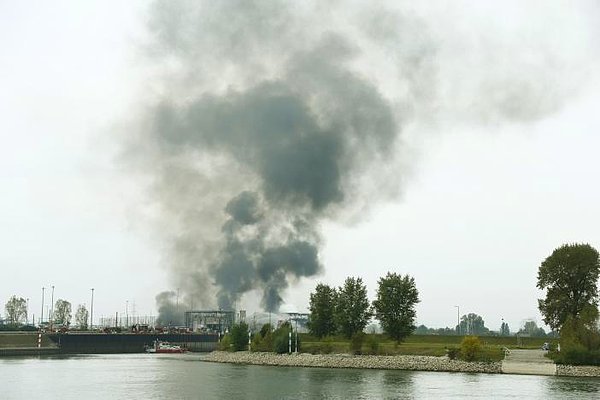 Öte yandan yapılan ikinci bir açıklamada civarda yaşayan vatandaşlardan evlerinden çıkmamaları ve pencerelerini açmamaları istendi.