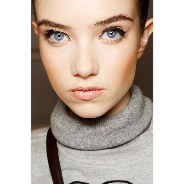 7. Kalın bir eyeliner çekin.