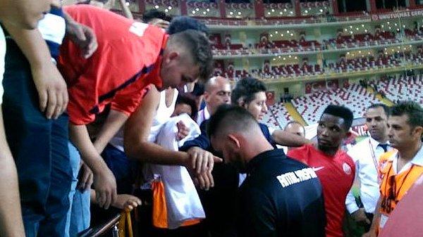Taraftarlar Eto'o'yu yanına çağırdı taraftarlardan Mehmet Akdeniz “Önümüzde Beşiktaş maçı var. Ne olacak bu takımın hali. Ne zaman kazanacağız” dedi