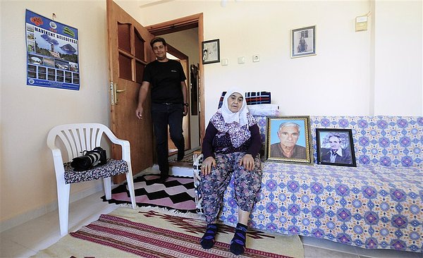 Mustafa Demir’in annesi, 77 yaşındaki Zekiye Demir, 19 yaşında gelin olarak geldiği fenerin lojmanında yaklaşık 40 yıl kalmış.