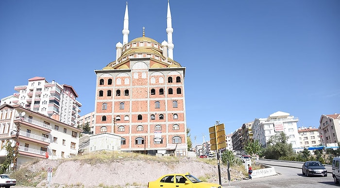 Ankara'da Görenleri Şaşırtan 'Apartman Üstü' Cami