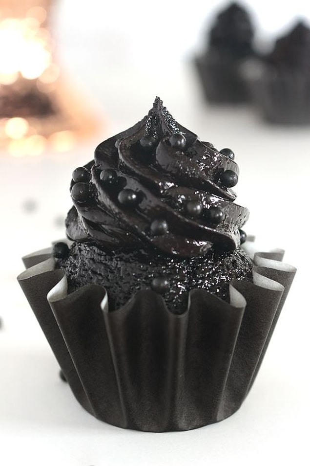 Simsiyah cupcake hiç de iştah kapatıcı değil...