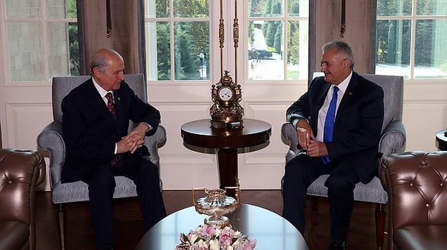 Buna karşın bazı üyelerin Bahçeli'nin başkanlık konusunu gündeme getirmesinin ardında 'bir siyasi tuzak olup olmadığını' sorguladığı belirtiliyor...