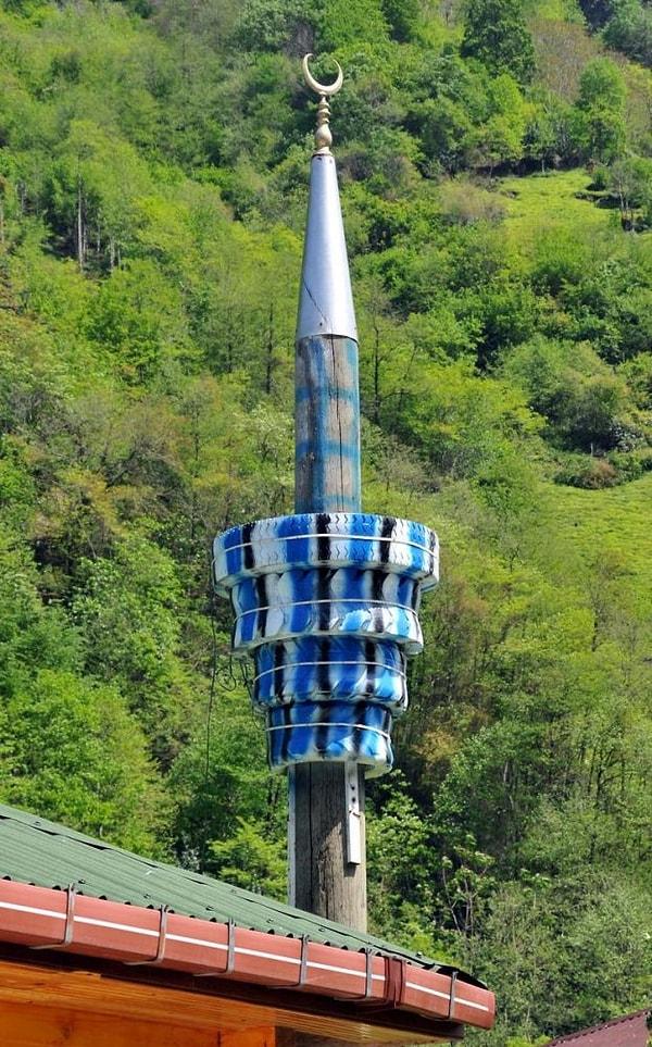 3. Elektrik direğine geçirilen boyalı lastiklerle yapılmış 'kendin yap' modeli bir minare 😔