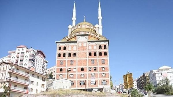23. Bunu tasarlayanın hayal gücünden korkun: Ankara'da, 6 katlı apartman üzerine inşa edilen fantastik bir cami.