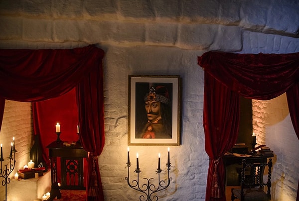 Полководец Влад Цепеш, ставший прообразом графа Дракулы, не жил постоянно в замке Бран, но, как принято считать, останавливался в нём на непродолжительное время, а также в течение двух месяцев 1462 года находился в нём в заключении.