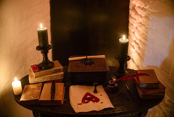 Туристам запрещено брать с собой в замок распятия или другие символы, связанные с христианством, серебряные украшения, а также есть чеснок перед посещением