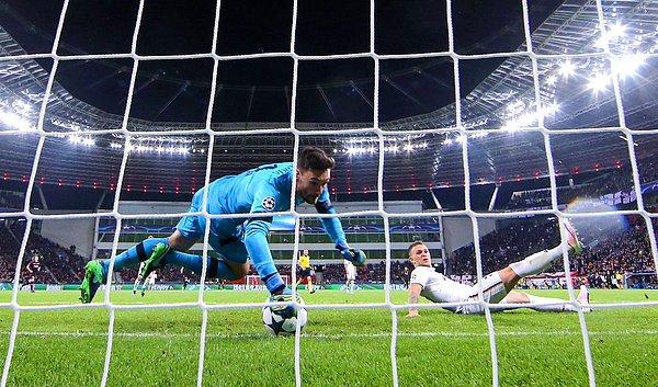 Leverkusen deplasmanından bir puan çıkaran Tottenham, kaleci Lloris'in maç boyunca ortaya koyduğu performans taraftarı mest etti. Herkesin inanamadığı pozisyon maçın 48. dakikasında geldi.