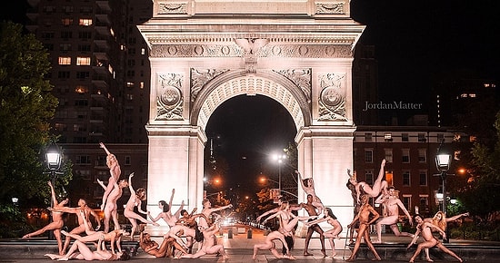 Обнаженный балет: Голые танцоры позируют на улицах после захода солнца