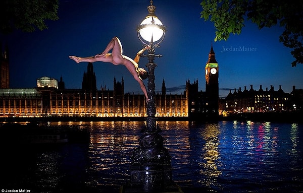 3. А этот танцор позирует на фонарном столбе на фоне Биг-Бена.